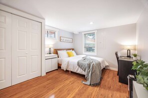 Desk, iron/ironing board, WiFi, bed sheets