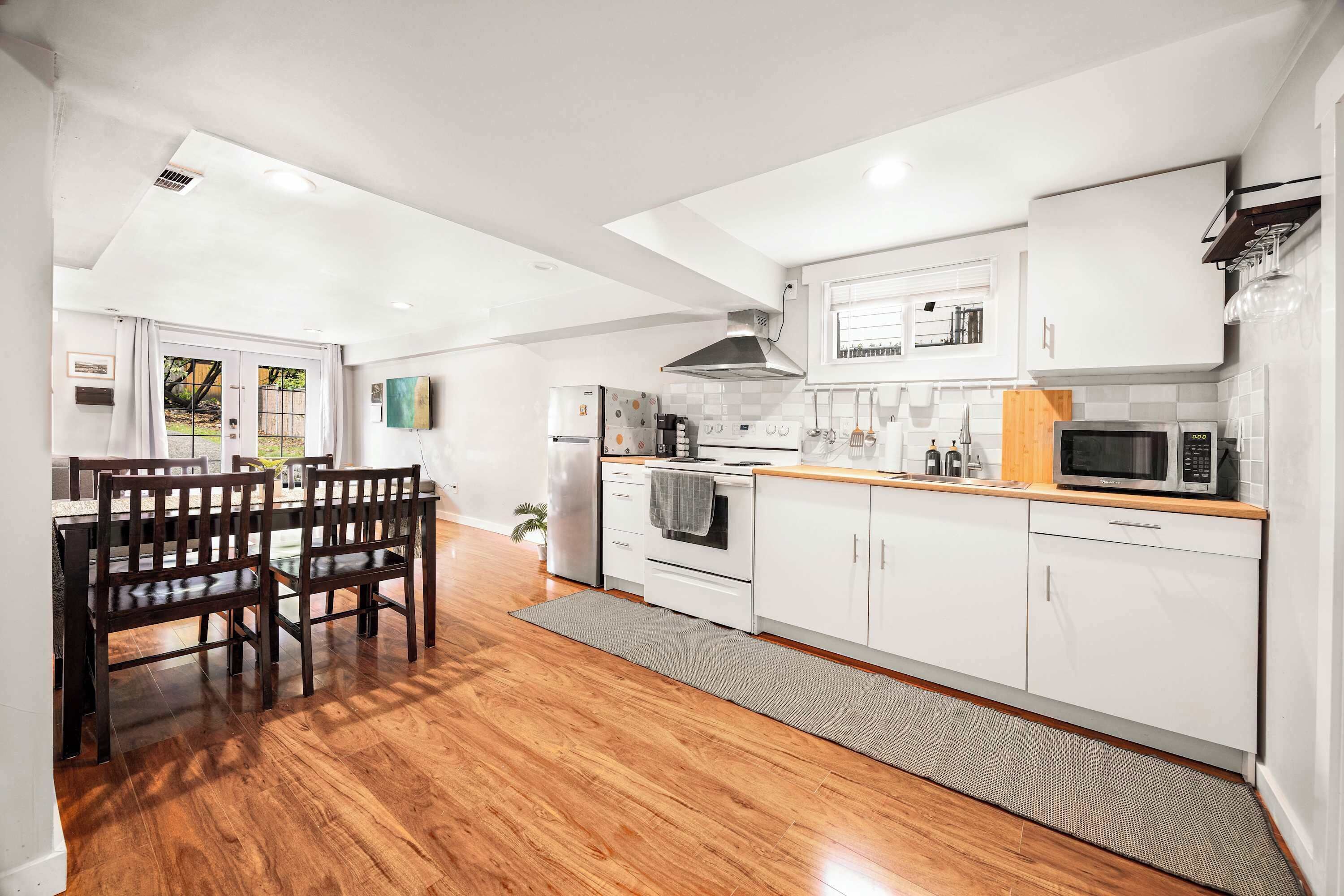 Refrigerador, microondas, horno y parrilla de estufa 