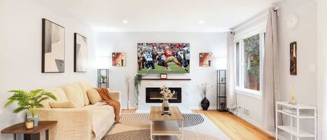 Televisión, chimenea y oficina