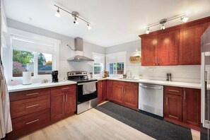 Kjøleskap, mikrobølgeovn, ovn og kokeplater