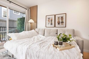 Room - Brand New 2BR Queen Anne Condo, Designer's Taste (Seattle)