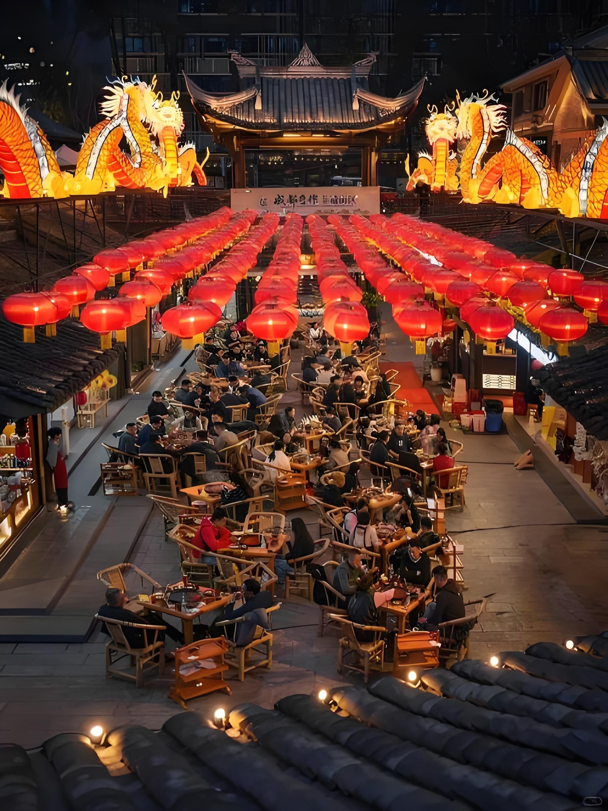 Een traditionele Chinese binnenplaats met rode lantaarns, drakenbeelden en mensen aan het dineren.