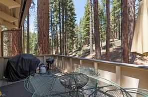 Outdoor dining - Cozy 3-Bedroom Condo in Incline Village (Incline Village)