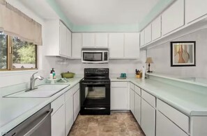 Private kitchen - Cozy 3-Bedroom Condo in Incline Village (Incline Village)