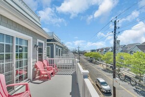 Property grounds - HighSpeed WiFi & Game Room with Rooftop Deck and Coffee (Seaside Heights)