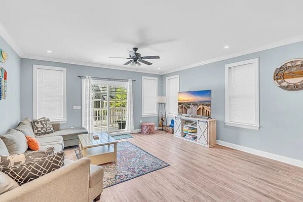 TV, video games, books - HighSpeed WiFi & Game Room with Rooftop Deck and Coffee (Seaside Heights)