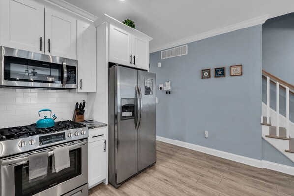 Réfrigérateur, micro-ondes, four, plaque de cuisson