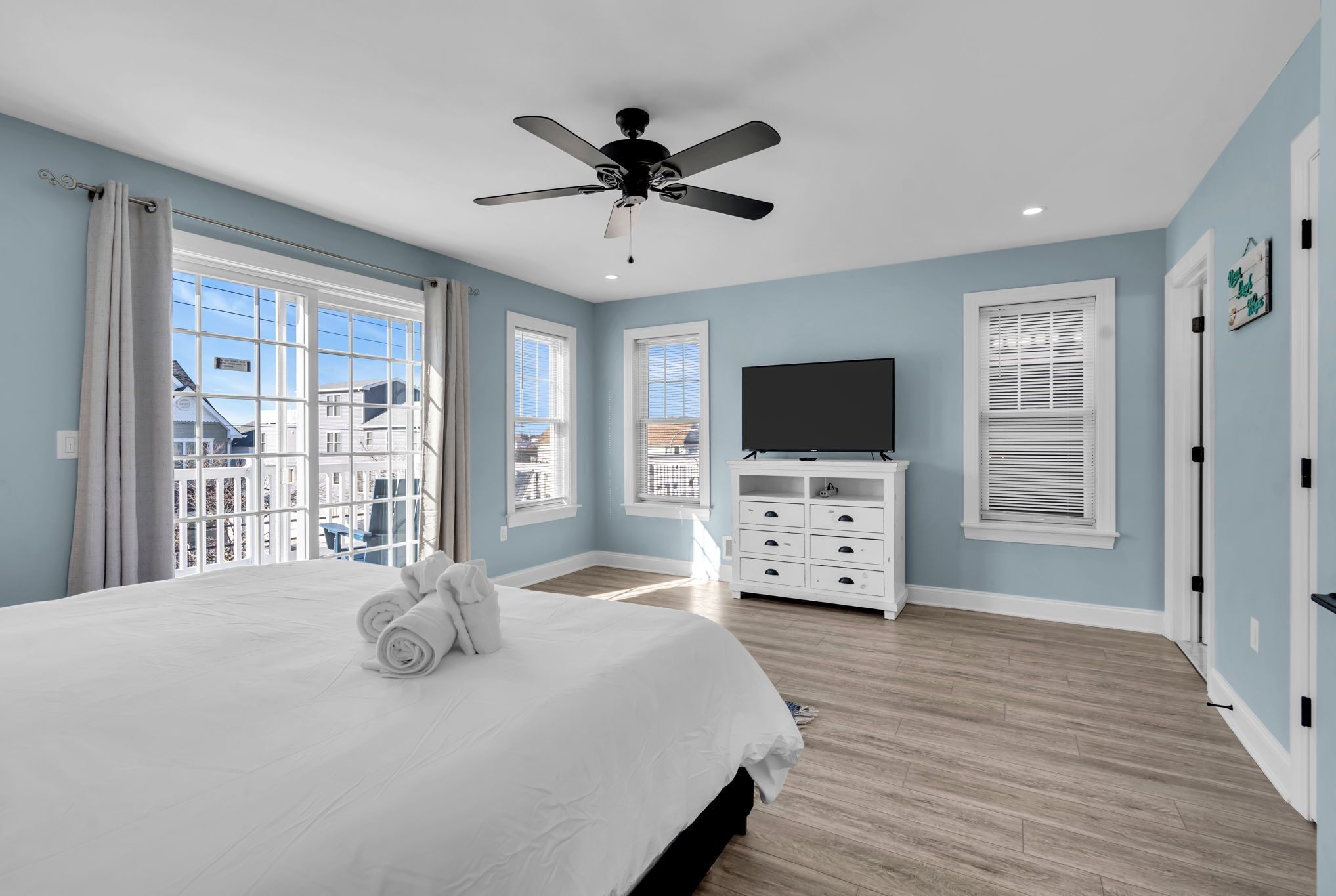 4 bedrooms, iron/ironing board, free WiFi, bed sheets