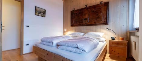 2 bedrooms, iron/ironing board, WiFi
