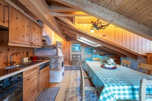 Fridge, microwave, oven, dishwasher - Penthouse in the center of Campitello di Fassa (Campitello di Fassa)