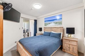 مكتب ومكواة/لوح كي وواي فاي وملاءات أسرّة