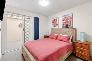 3 bedrooms, desk, iron/ironing board, WiFi - Poolside Escape at Alexandra Headland (Sunshine Coast)