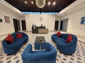 Lobby sitting area - Hotel Kingdom Suites (Bengaluru)