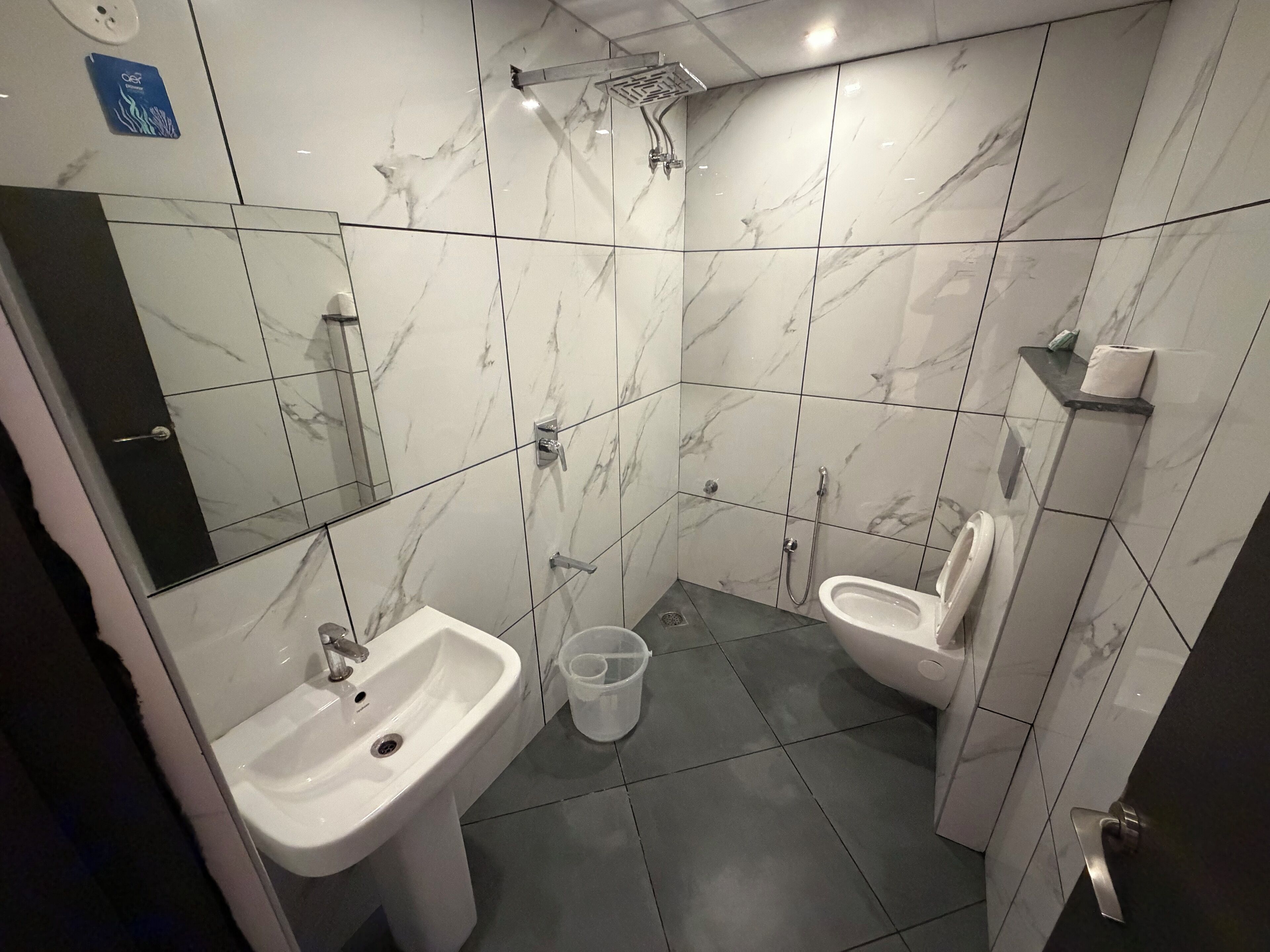 华丽客房, 城市景观 | 浴室 | 淋浴设施、拖鞋、毛巾、肥皂