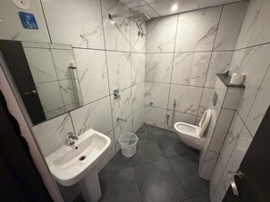 Deluxe Room, City View | Bathroom - Hotel Kingdom Suites (Bengaluru)