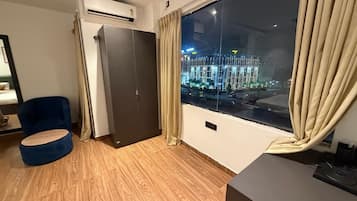 Bureau, espace de travail pour ordinateur portable