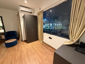 Desk, laptop workspace, iron/ironing board, free WiFi