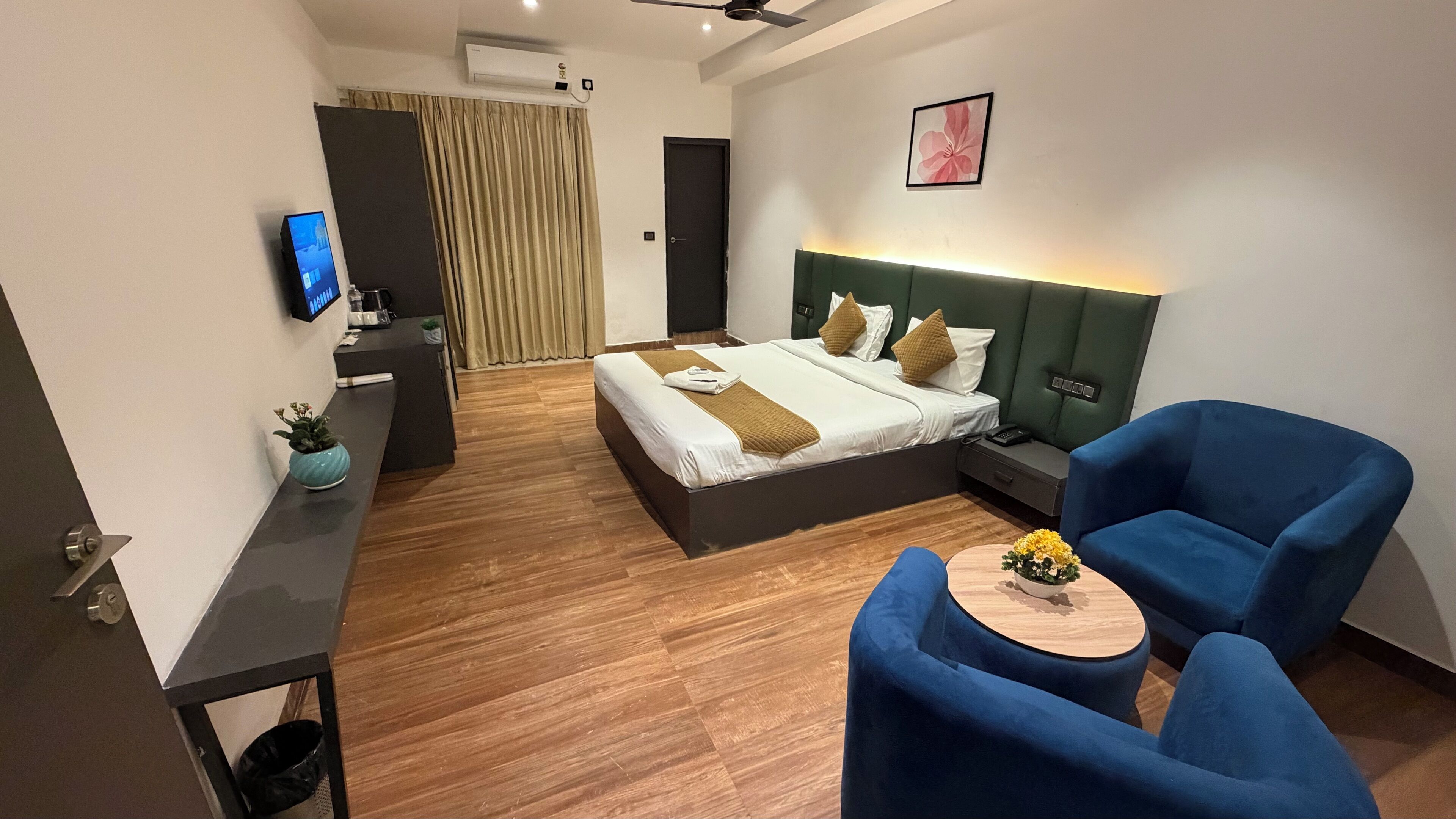 Desk, laptop workspace, iron/ironing board, free WiFi