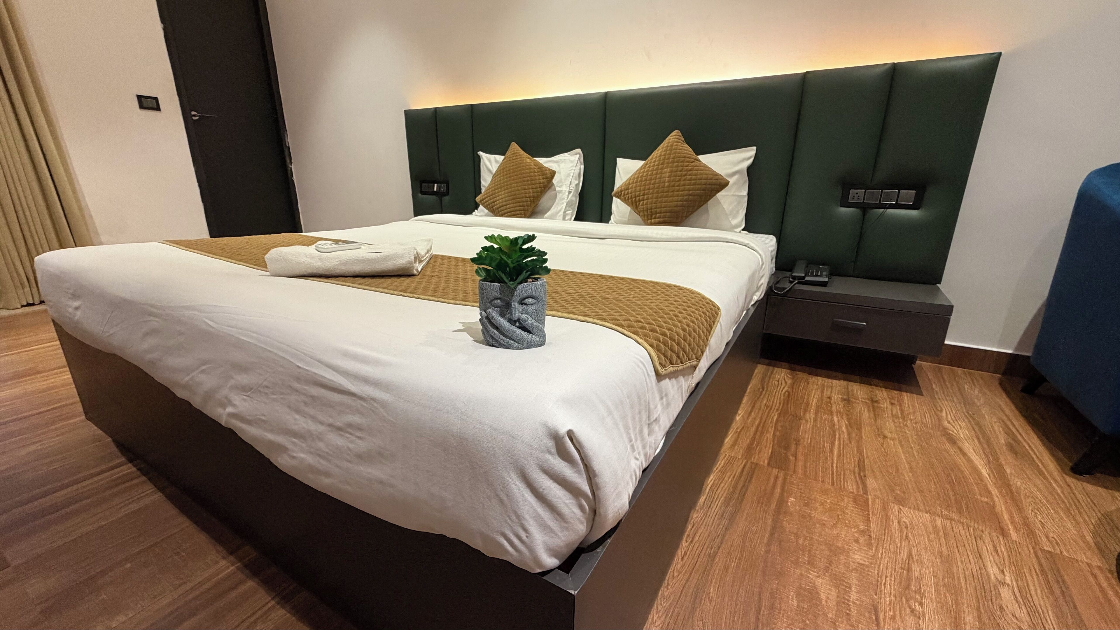 Rom – deluxe, byutsikt | Skrivebord, skrivebord for bærbar PC og strykejern/-brett