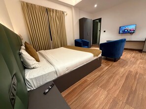 Escritorio y espacio para trabajar con laptop 