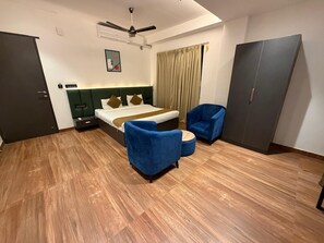 Desk, laptop workspace, iron/ironing board, free WiFi