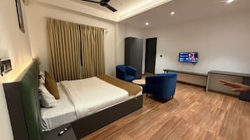 Deluxe Room, City View | Desk, laptop workspace, iron/ironing board, free WiFi