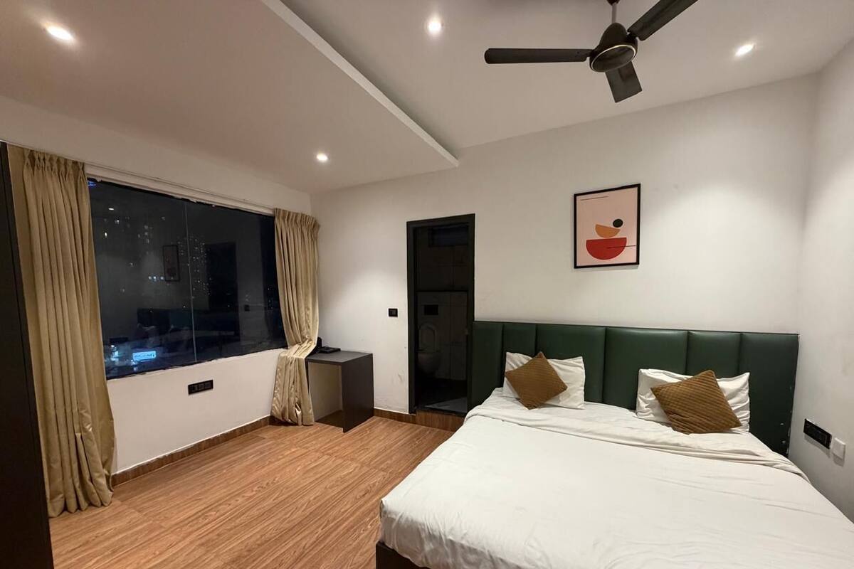 Deluxe Room, City View | Desk, laptop workspace, iron/ironing board, free WiFi