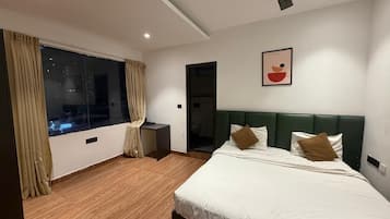 Deluxe Room, City View | Desk, laptop workspace, iron/ironing board, free WiFi
