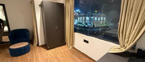 Työpöytä, kannettavalle tietokoneelle sopiva työtila