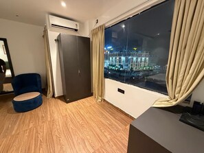 Desk, laptop workspace, iron/ironing board, free WiFi