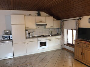 Kjøleskap, mikrobølgeovn, ovn og kokeplater