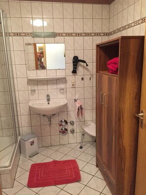 Dusch, hårtork och handdukar