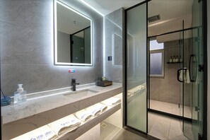 Comfort Suite, Multiple Beds, Housekeeping, City View | Premium bedding, memory foam beds, desk, laptop workspace - Zhesu Select Hotel (Taiyuan)