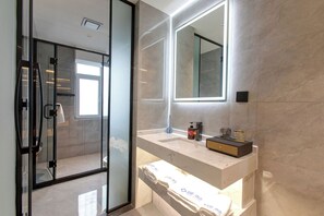 Premium bedding, memory-foam beds, desk, laptop workspace - Zhesu Select Hotel (Taiyuan)