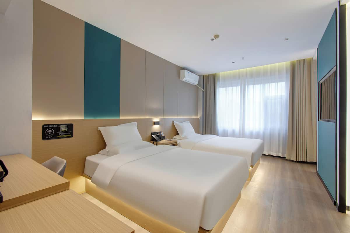 Comfort Twin Room, Multiple Beds, Pets Allowed, City View | Desk, laptop workspace, free WiFi