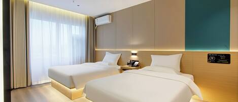 Kahden hengen comfort-huone (kaksi sänkyä), useita sänkyjä, lemmikit sallittu, kaupunkinäköala | Ylelliset vuodevaatteet, memory foam -patjalliset sängyt, työpöytä