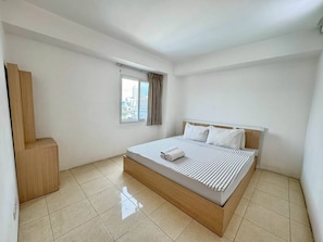 Desk, laptop workspace, free WiFi - Grandview Ladprao Hotel (Bangkok)