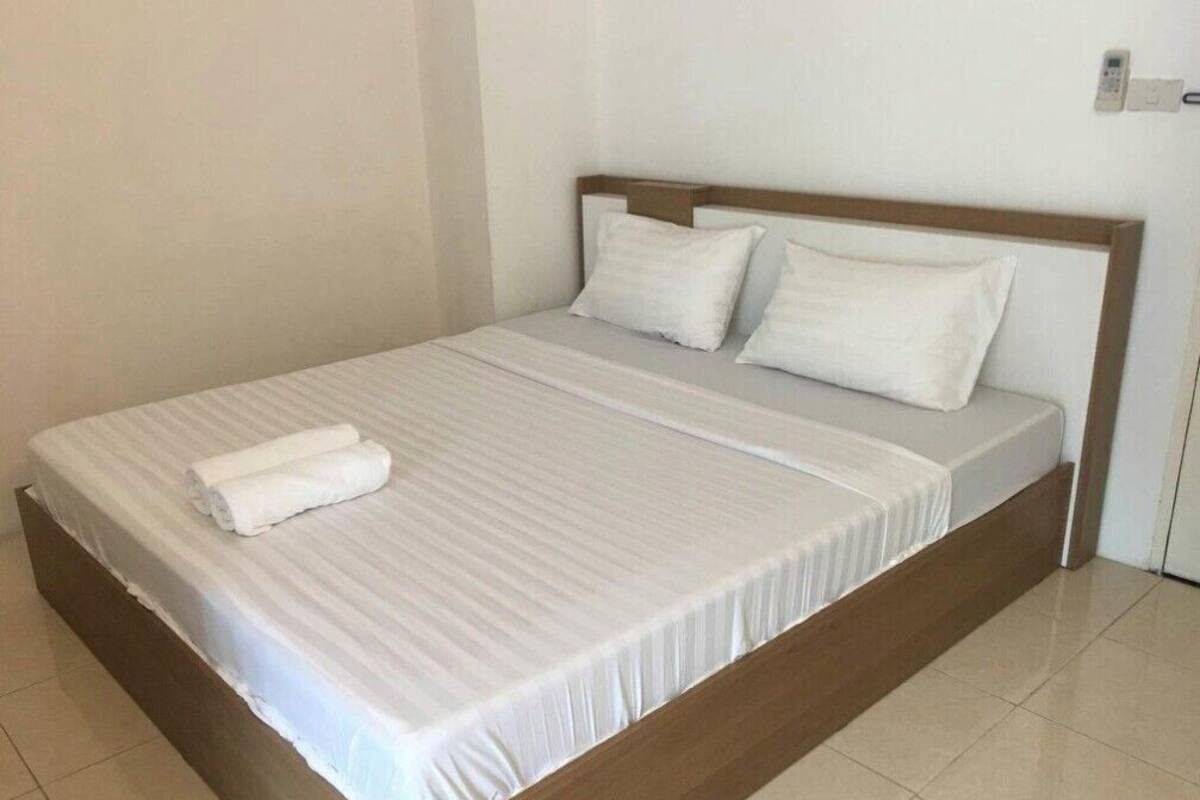 Suite | Desk, laptop workspace, free WiFi