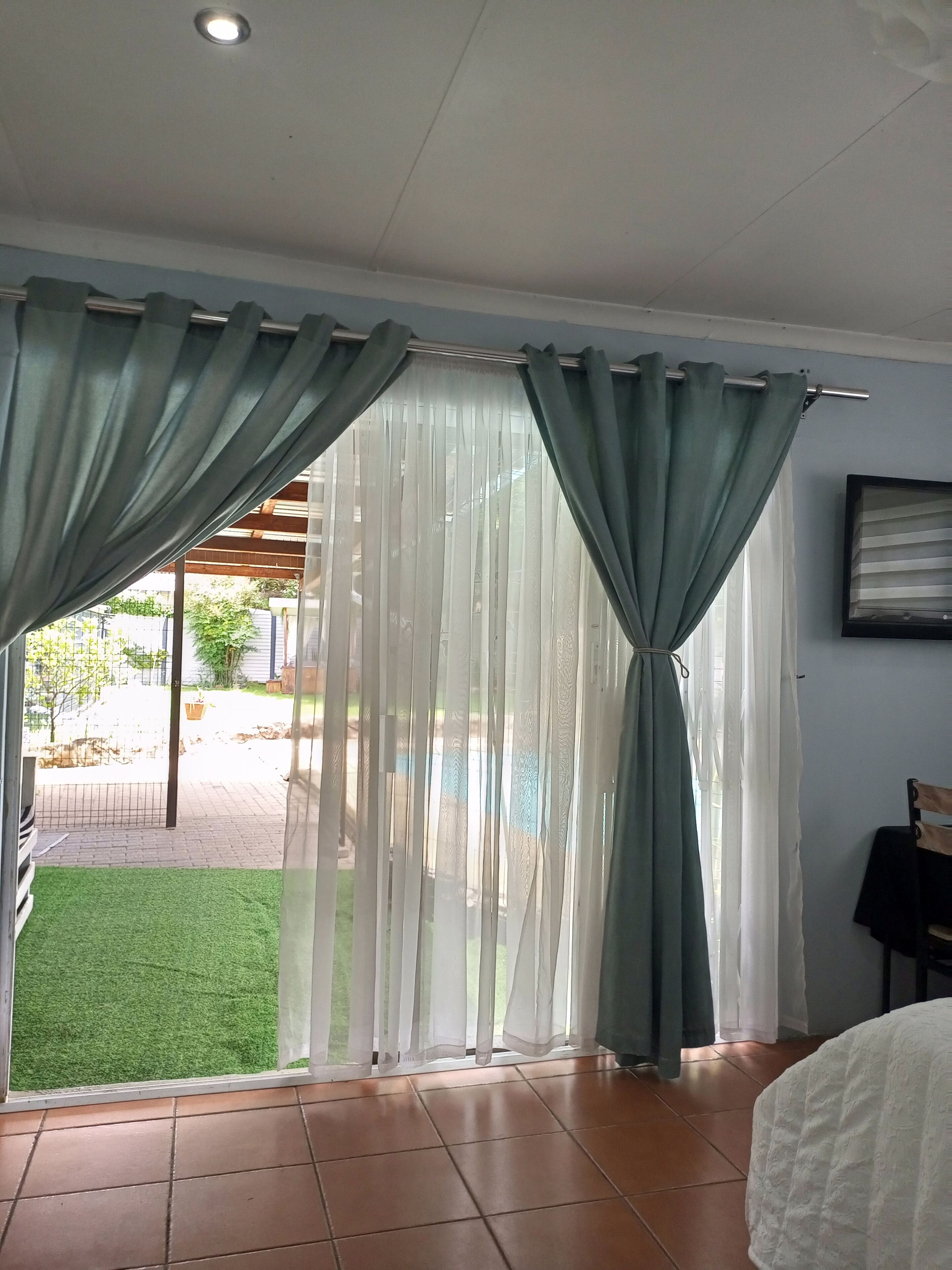 Tabla de planchar con plancha, wifi, ropa de cama