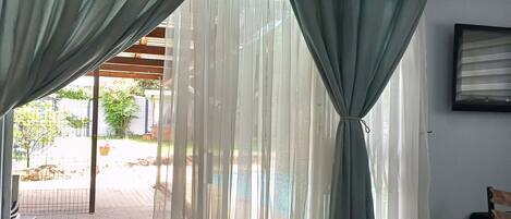 Tabla de planchar con plancha, wifi, ropa de cama