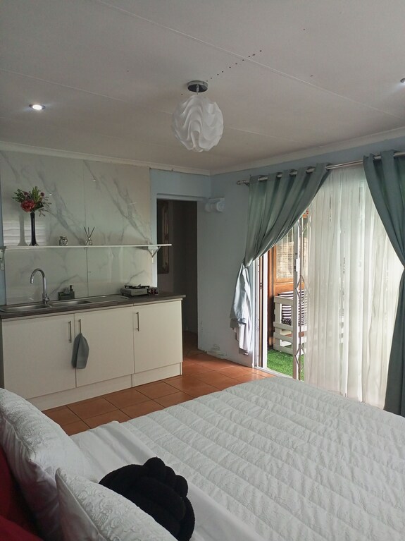 Enjoy A Tremendous Studio Retreat In Vibrant Kempton Park With A Spa On Site - Kempton Park