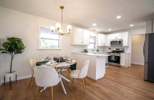 The Brick Houuuse! 3 Bedroom and 2 Bath Home