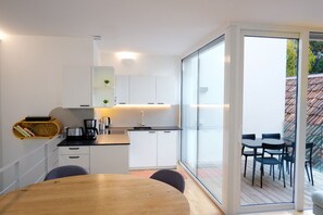 Fridge, oven, stovetop, dishwasher