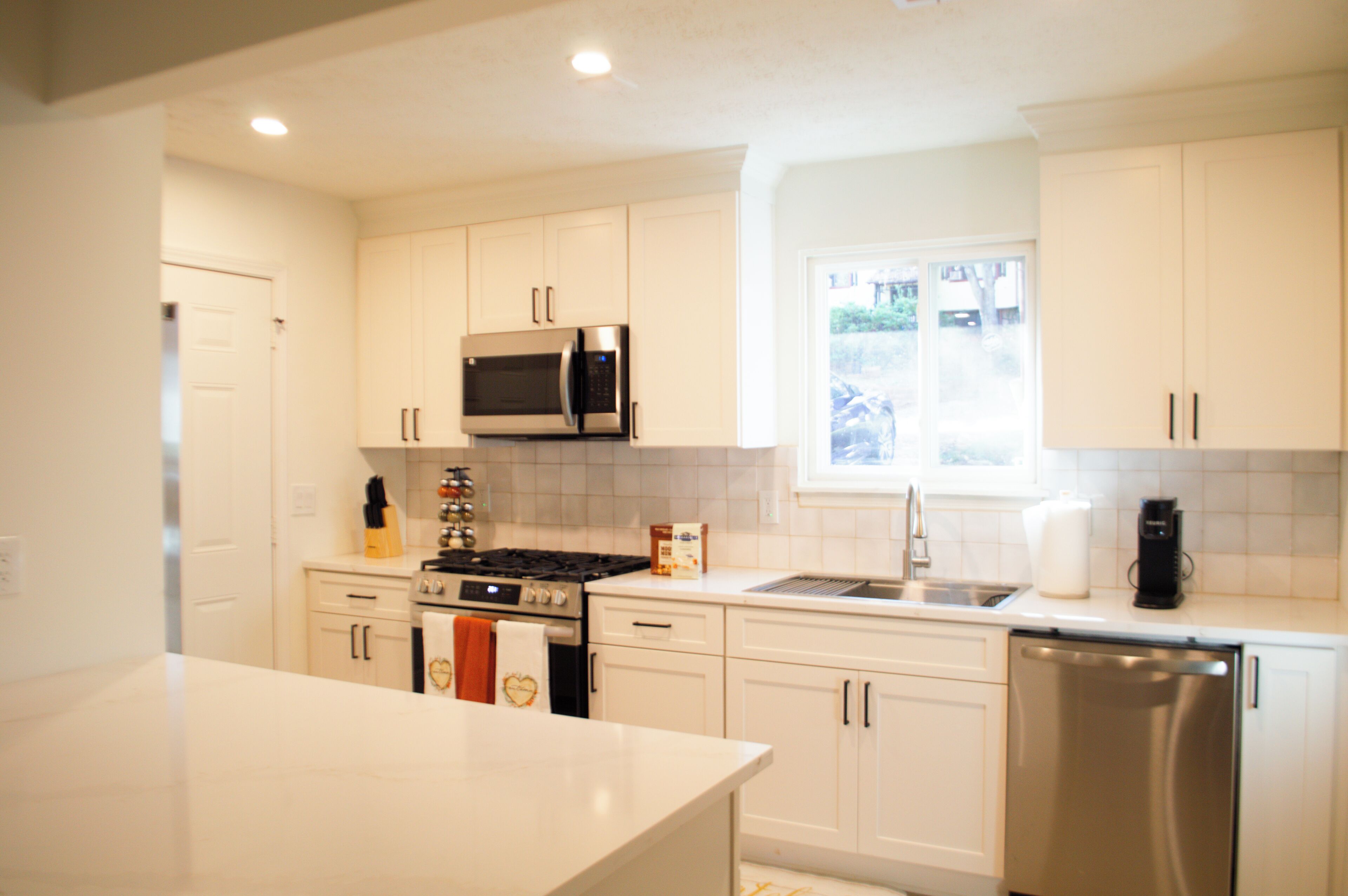 Mikroaaltouuni, uuni, liesi, astianpesukone