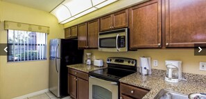 Coffee/tea maker, fridge, microwave, oven - Spacious 3-bedroom condo with AC in beautiful Orlando (Orlando)