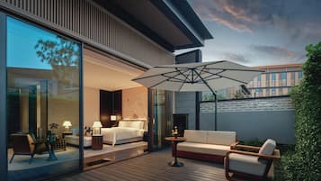 Deluxe Townhome, 1 King Bed, Pets Allowed, Courtyard View | Free minibar, in-room safe, desk, laptop workspace