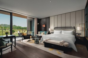 Bar mini percuma, peti besi dalam bilik, meja 