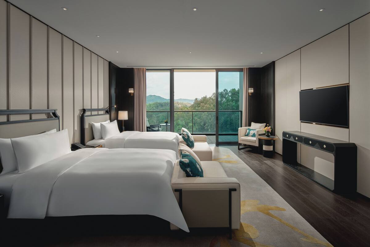 Suite Premier, Beberapa Tempat Tidur, balkon, pemandangan gunung | Minibar gratis, brankas, meja kerja, dan ruang kerja ramah laptop