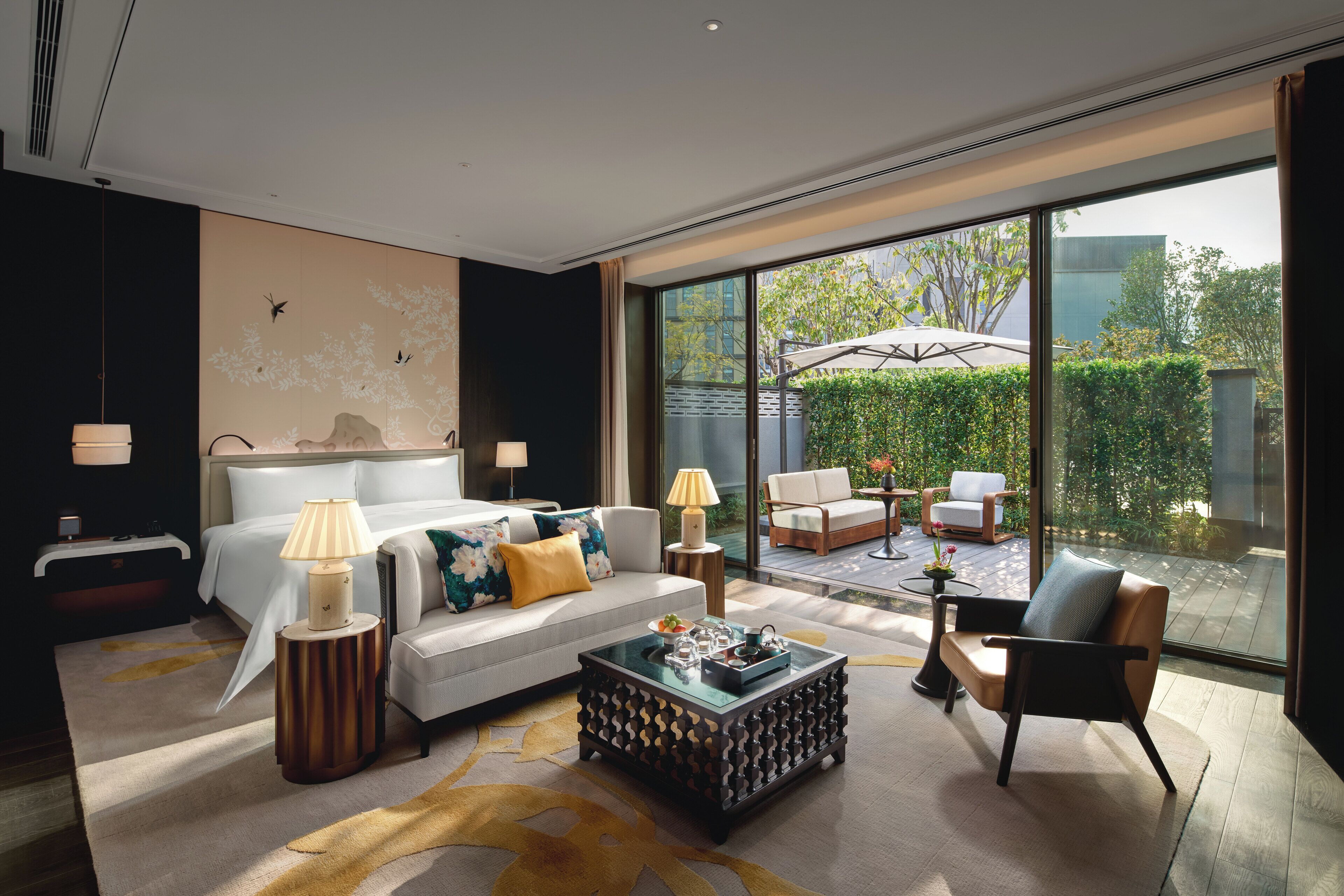 Deluxe Townhome, 1 King Bed, Pets Allowed, Courtyard View | In-room safe, desk, laptop workspace, blackout drapes