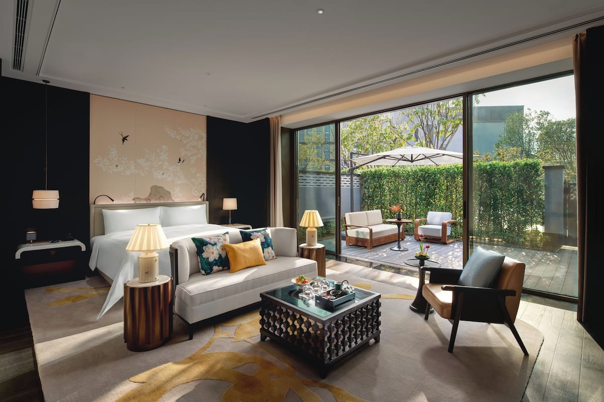 Deluxe Townhome, 1 King Bed, Pets Allowed, Courtyard View | In-room safe, desk, laptop workspace, blackout drapes